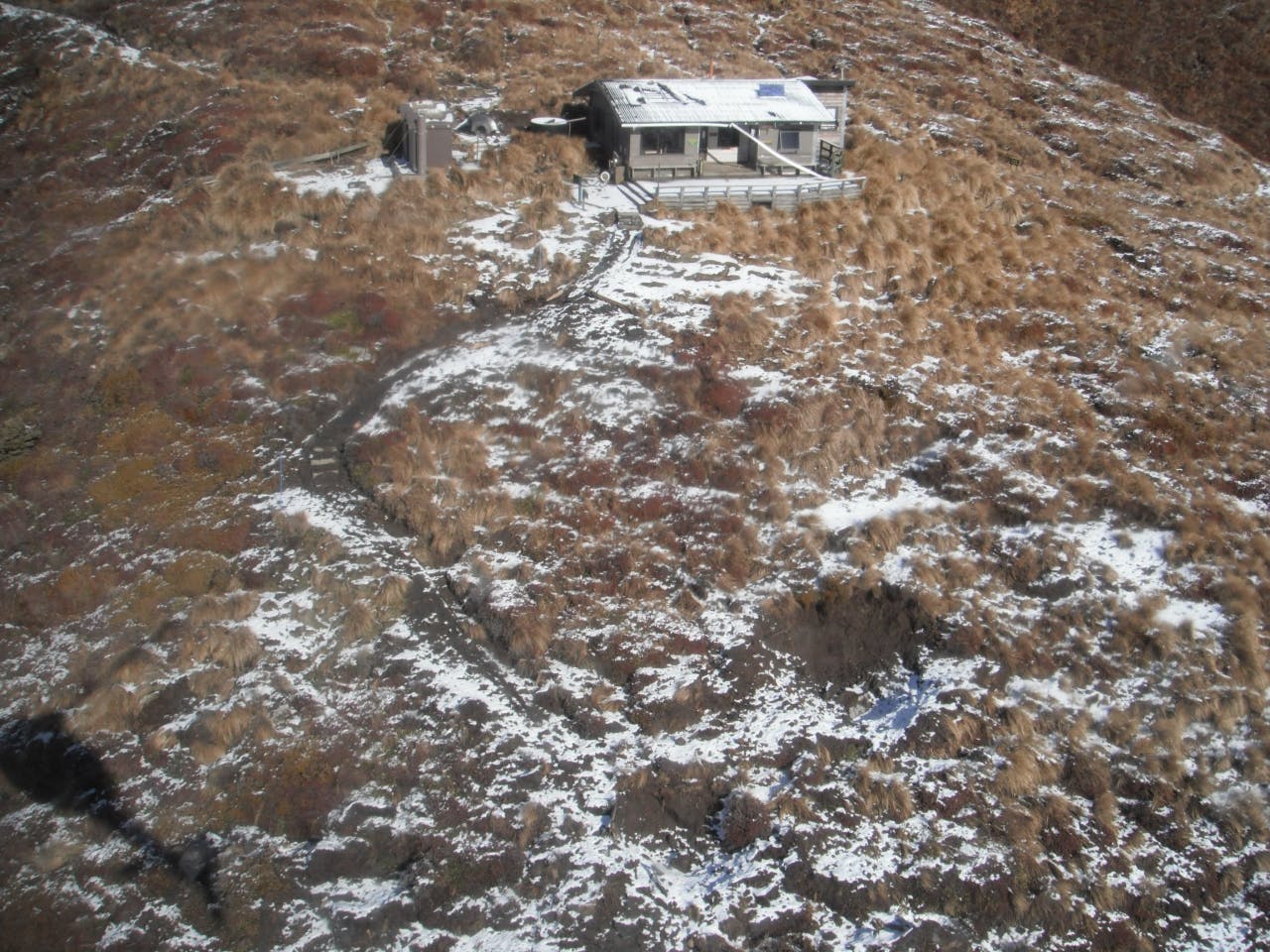 Katetahi Hut was destroyed in a volcanic eruption and will not be replaced. 