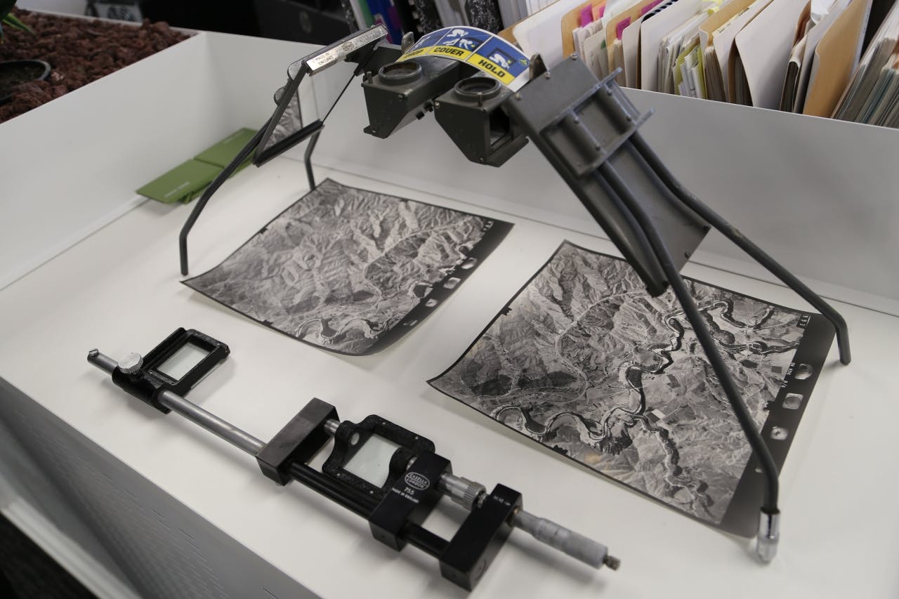 A stereoscope shows a three-dimensional model of aerial photographs. 