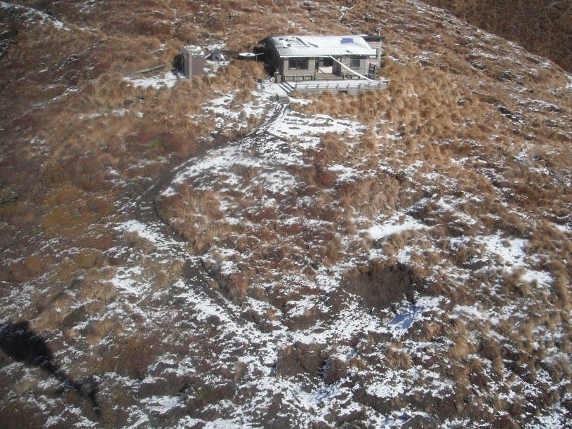 Ketetahi Hut damaged in a 2012 volcanic eruption, will be replaced with a day shelter. Photo: DOC 