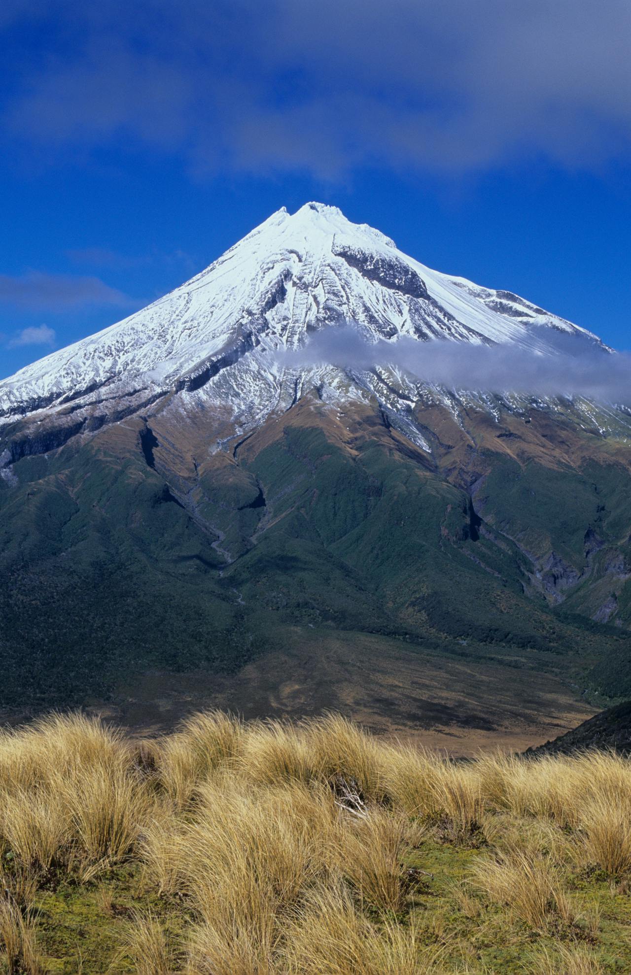 Mt Taranaki from Pouakai Range, Egmont NP, Taranaki. Photo: Shaun Barnett