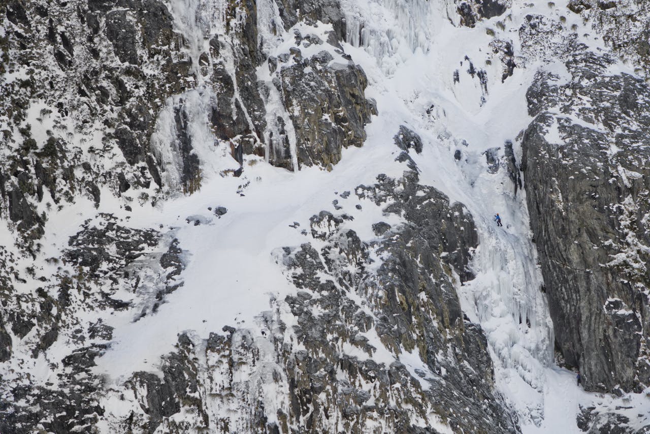 Jamie Vinton-Boot completomg tje crux pitch on the first ascent of Honey Badger. Photo: Paul Hersey