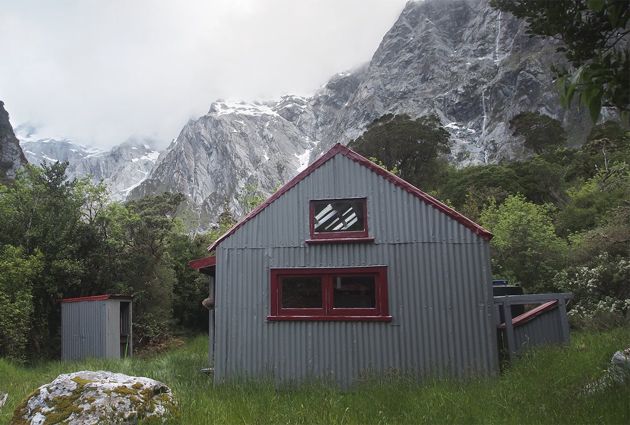 he eight-bunk Douglas Rock Hut is set in a grandiose location. Dan Dwyer/Creative Commons